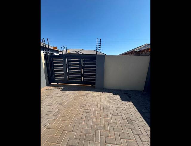 4 BEDROOM HOUSE FOR SALE IN AERORAND